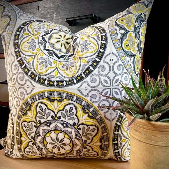 🎉HP🎉Beautiful Accent Pillow in EUC 🌟 Pretty Colors of Yellow, Gray, Black & … - Picture 3 of 11